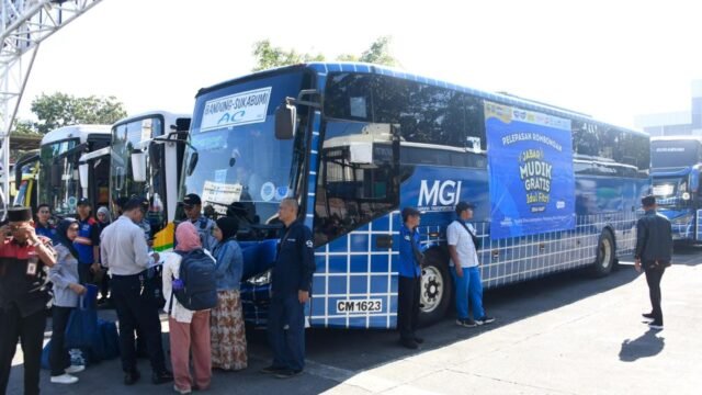 Peserta mudik gratis Pemprov Jabar di Terminal Leuwipanjang, Bandung, bersiap berangkat menuju daerah tujuan masing-masing. (istimewa)