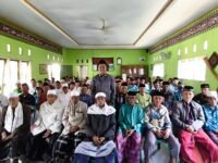 Anggota DPRD Jabar H. Jenal Aripin, S.E, foto bersama ustaz dan kiai di Kecamatan Pangkalan dan Tegalwaru, Karawang, usai silaturahmi. (Iman Suryana/Mediaseruni)