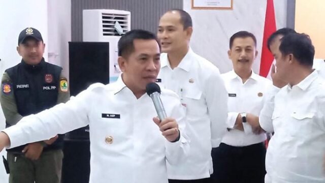 Bupati Karawang H. Aep Syaepuloh menyebut peran media sangat penting sebagai jembatan pemerintah dan masyarakat. (Iman Suryana/Mediaseruni)