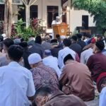 Ratusan jemaah di Sukabumi yang ikut metode rukyatul hilal global melaksanakan salat Idulfitri 1447 Hijriah di halaman Gedung Plaza Dakwah, pagi tadi, 19 Maret 2026. (Prima Meidiandi/Mediaseruni)