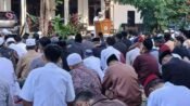 Ratusan jemaah di Sukabumi yang ikut metode rukyatul hilal global melaksanakan salat Idulfitri 1447 Hijriah di halaman Gedung Plaza Dakwah, pagi tadi, 19 Maret 2026. (Prima Meidiandi/Mediaseruni)