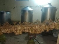 Aktivitas Produksi Ketupat menjelang hari Idul Fitri 1447 H, Ibu Ai Kecamatan Cihampelas, Bandung Barat. (Dadan Saepudin/Mediaseruni)