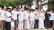 Momentum Gubernur Jabar Dedi Mulyadi mohon maaf kepada warga Jabar saat salat idulfitri di Halaman Gedung Sate, Bandung. (Foto: Humas Jabar)