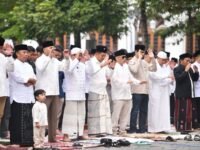 Momentum Gubernur Jabar Dedi Mulyadi mohon maaf kepada warga Jabar saat salat idulfitri di Halaman Gedung Sate, Bandung. (Foto: Humas Jabar)