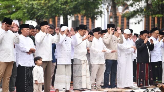 Momentum Gubernur Jabar Dedi Mulyadi mohon maaf kepada warga Jabar saat salat idulfitri di Halaman Gedung Sate, Bandung. (Foto: Humas Jabar)