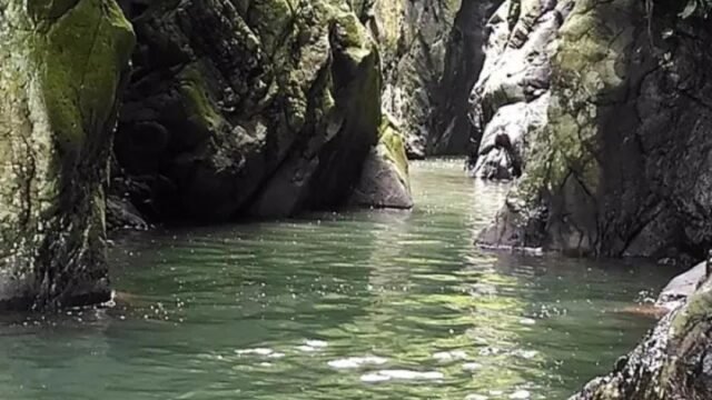 Green Canyon Loji Karawang. Tempat ini menawarkan pemandangan sungai jernih yang diapit tebing dan pepohonan hijau. (ist)
