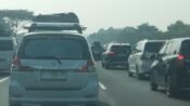 Arus mudik di lintasan tol Karawang - Cirebon, padat merayab H-4 lebaran. (Mediaseruni)