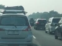 Arus mudik di lintasan tol Karawang - Cirebon, padat merayab H-4 lebaran. (Mediaseruni)