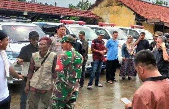 Proses pemulangan jenazah dan korban luka warga Karawang yang mengalami kecelakaan di Majalengka usai mudik dari Tasikmalaya. (Foto: Istimewa)