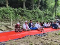 Anggota DPRD Provinsi Jawa Barat, H. Jenal Aripin, SE., di pemakaman keluarga dalam acara Haul Keluarga di Karawang. (Iman Suryana/Mediaseruni)