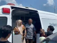 Kepala Dinas Kesehatan Jawa Barat Vini Adiani Dewi memperkenalkan minibus layanan kesehatan mudik lebaran 2026 yang disiagakan di rest area KM 57 dan KM 62. (Istimewa)