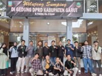 HMI Garut di depan Gedung DPRD Garut usai memyatakan sikap terkait belum adanya Pansus LKPJ di kabupaten itu. (Guntur/Mediaseruni)