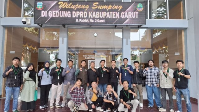 HMI Garut di depan Gedung DPRD Garut usai memyatakan sikap terkait belum adanya Pansus LKPJ di kabupaten itu. (Guntur/Mediaseruni)