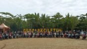 Komunitas motor BTC Bandung Barat ( Baraya Touring Community) foto bersama usai mengaspal di wisata alam Geopark Ciletuh Sukabumi. (Chandra Permana/Mediaseruni)