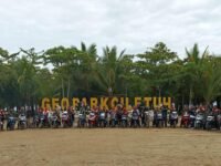Komunitas motor BTC Bandung Barat ( Baraya Touring Community) foto bersama usai mengaspal di wisata alam Geopark Ciletuh Sukabumi. (Chandra Permana/Mediaseruni)
