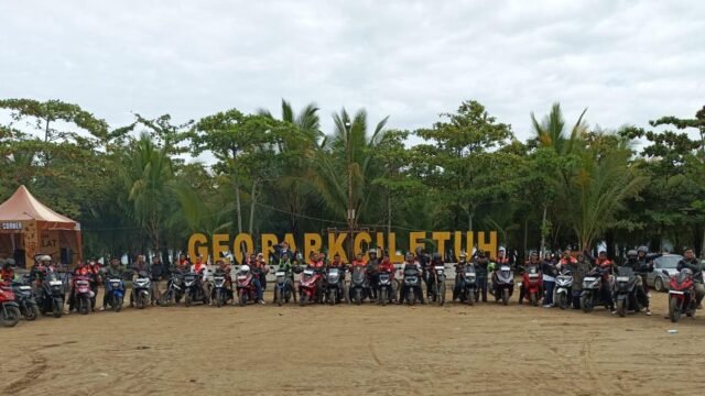 Komunitas motor BTC Bandung Barat ( Baraya Touring Community) foto bersama usai mengaspal di wisata alam Geopark Ciletuh Sukabumi. (Chandra Permana/Mediaseruni)