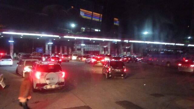 Kondisi padat antrean mobil pemudik yang akan mengisi BBM di Rest Area KM 62 Karawang, Jumat 27 Maret 2026, malam. (Mediaseruni)
