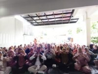 H. Jenal Aripin (tengah depan) foto bersama Warga Desa Tamanmekar, usai agenda dialog bahas pembangunan infrastruktur. (Iman Suryana/Mediaseruni)