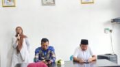 H. Jenal Aripin menyampaikan ucapan Selamat Hari Raya Idulfitri 1447 Hijriyah di Tegalwaru, Karawang, Jabar. (Iman Suryana/Mediaseruni)