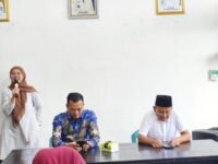 H. Jenal Aripin menyampaikan ucapan Selamat Hari Raya Idulfitri 1447 Hijriyah di Tegalwaru, Karawang, Jabar. (Iman Suryana/Mediaseruni)