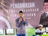Anggota DPRD Jawa Barat H. Jenal Aripin dalam kegiatan pengawasan pemerintahan di Desa Mekarbuana Kecamatan Tegalwaru Kabupaten Karawang, Jawa Barat. (Iman Suryana/Mediaseruni)