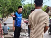 Anggota DPRD Provinsi Jawa Barat H. Jenal Aripin, SE, memantau pembanngunan Jalan Badami - Loji. (Iman Suryana/Mediaseruni)