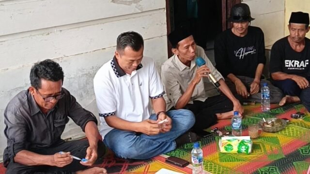 Anggota DPRD Provinsi Jawa Barat H. Jenal Aripin, SE, dalam momen halal bihalal di Kecamatan Tegalwaru, Karawang, Jabar. (Iman Suryana/Mediaseruni)