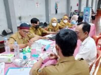 Kades Batujajar Barat, Erfan Heryawan, S.H., NL.P. (kemeja putih) saat mengikuti pemeriksaan kesehatan gratis. (Dadan Saepudin/Mediaseruni)