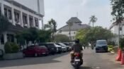 Sekretaris Daerah Kabupaten Karawang Asep Aang Rahmatullah ke kantor mengendarai motor. (Mediaseruni)