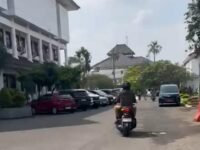 Sekretaris Daerah Kabupaten Karawang Asep Aang Rahmatullah ke kantor mengendarai motor. (Mediaseruni)