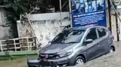 Sebuah mobil sempat terserat arus limpasan Sungai Ciputri sebelum terhenti karena membentur pagar di pinggir jalan Mahar Martanegara. (Istimewa)