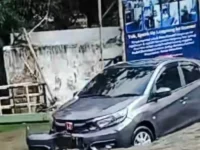 Sebuah mobil sempat terserat arus limpasan Sungai Ciputri sebelum terhenti karena membentur pagar di pinggir jalan Mahar Martanegara. (Istimewa)