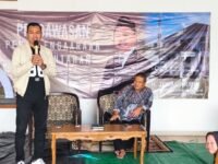 Dalam kunjungannya, H. Jenal Aripin, SE. menyerap langsung aspirasi warga yang masih mengeluhkan kondisi jalan dan fasilitas umum yang perlu perbaikan.