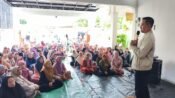 H. Jenal Aripin, SE. secara langsung memberikan pemahaman kepada para siswa mengenai pentingnya demokrasi di Indonesia.