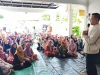 H. Jenal Aripin, SE. secara langsung memberikan pemahaman kepada para siswa mengenai pentingnya demokrasi di Indonesia.