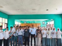Anggota DPRD Provinsi Jawa Barat dari Fraksi Partai Demokrat, H. Jenal Aripin, mengajak para siswa MA Miftahul Huda, Kecamatan Tegalwaru