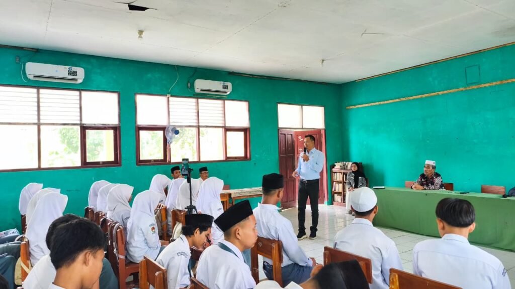 H. Jenal menambahkan bahwa demokrasi bukan hanya soal memilih, tetapi juga tentang tanggung jawab dalam menentukan pemimpin yang benar-benar peduli terhadap rakyat