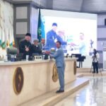 H. Jenal Aripin mewakili Fraksi Partai Demokrat menyerahkan hasil reses II tahun 2025 - 2026. (Iman Suryana/Mediaseruni)