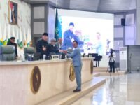 H. Jenal Aripin mewakili Fraksi Partai Demokrat menyerahkan hasil reses II tahun 2025 - 2026. (Iman Suryana/Mediaseruni)