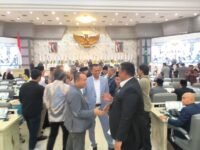 Haji Jenal Aripin (tengah) sesaat sidang paripurna DPRD Jabar berlangsung terlibat obrolan santai dengan sesama anggota dewan. (Iman Suryana/Mediaseruni)