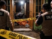 Tim Inapis Polres Karawang sesaat mengevakuasi mayat korban. (Ist)