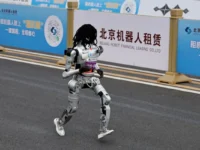 China gelar half marathon robot humanoid di Beijing dengan 300 peserta dari 70 tim.