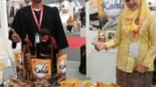 Vivi dan Handry bersama buah tangan dingin mereka Keripik Tempe Kahla yang menjelajah sampai Arab Saudi, Australia hingga Belanda. (Prima Meidiandi/Mediaseruni)