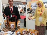 Vivi dan Handry bersama buah tangan dingin mereka Keripik Tempe Kahla yang menjelajah sampai Arab Saudi, Australia hingga Belanda. (Prima Meidiandi/Mediaseruni)