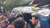Petugas bersama warga berusaha mengevakuasi korban tewas setelah mobil yang dikendai tertimpa pohon tumbang. (istimewa)