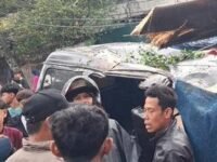 Petugas bersama warga berusaha mengevakuasi korban tewas setelah mobil yang dikendai tertimpa pohon tumbang. (istimewa)
