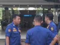 Tidak ada korban jiwa namun empat orang dilarikan ke Rumah Sakit (RS) Primaya menyusul kebakaran yang terjadi di pusat perbelanjaan Karawang Central Plaza (KCP), Minggu 5 April 2026, sekitar pukul 12.00 Wib.