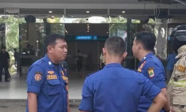 Tidak ada korban jiwa namun empat orang dilarikan ke Rumah Sakit (RS) Primaya menyusul kebakaran yang terjadi di pusat perbelanjaan Karawang Central Plaza (KCP), Minggu 5 April 2026, sekitar pukul 12.00 Wib.