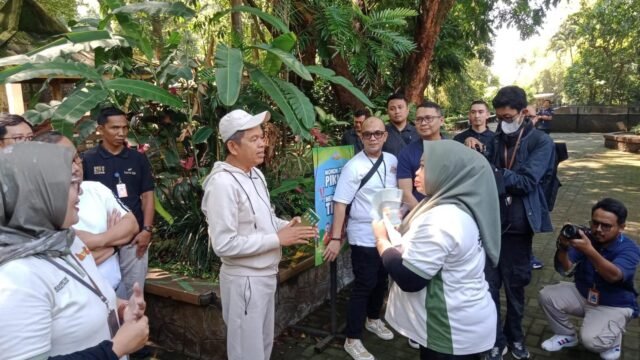 Gubernur Dedi Mulyadi usai pembayaran upah pekerja Bandung Zoo yang sempat tertunggak. (Ist)