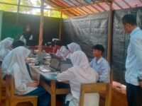 Pengawas Bina Madrasah, Ruhiman, S.Pd., M.Pd. meninjau pelaksanaan TKA di MTs Al Mubarkah Kecamatan Rongga, Kabupaten Bandung Barat. (Dadan Saepudin/Mediaseruni)